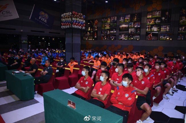 《每日体育报》报道，拜仁慕尼黑冬窗有意和皇马竞争曼联中卫瓦拉内。